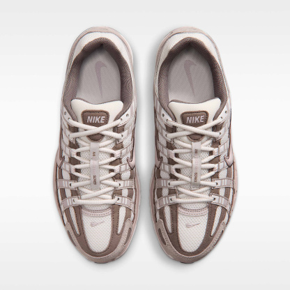 Nike P-6000 Schuh (Damen) – Summit White/Cave Stone/College Grey/Platinum Violet
