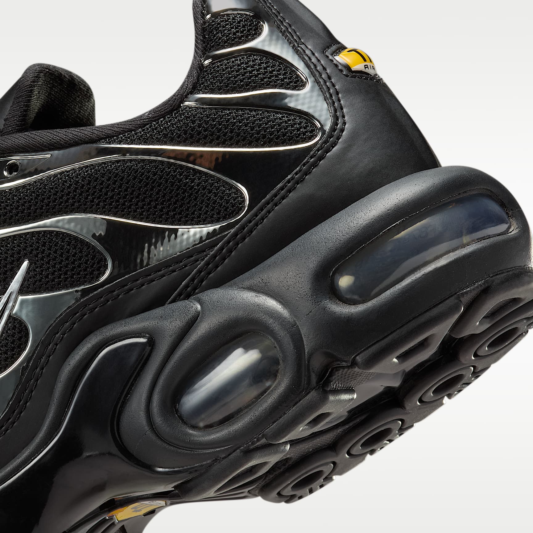 Nike Air Max Plus SE Schuh (Damen) – Schwarz/Metallic Silver/Laser Crimson/Off Noir