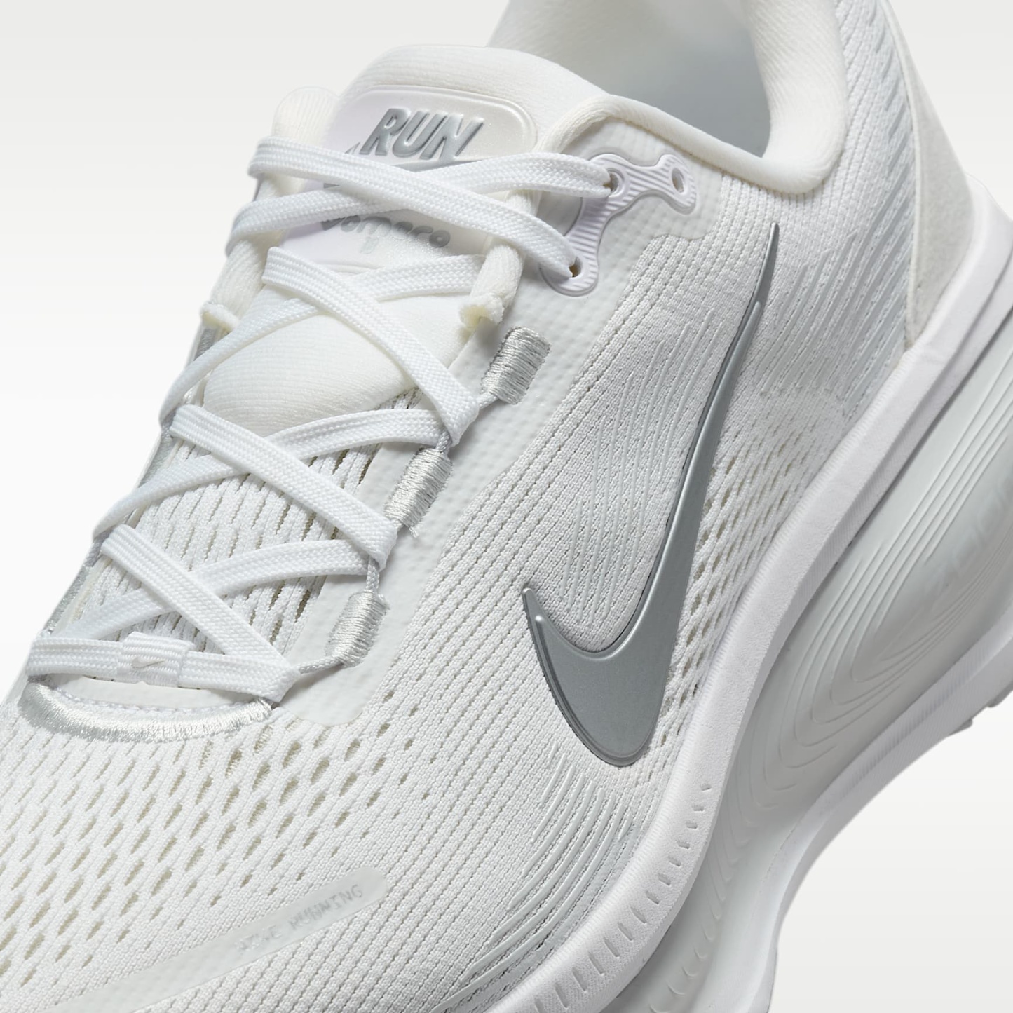 Nike Vomero 18 Straßenlaufschuh (Damen) – Weiß/Photon Dust/Summit White/Metallic Silver