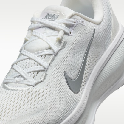 Nike Vomero 18 Straßenlaufschuh (Damen) – Weiß/Photon Dust/Summit White/Metallic Silver