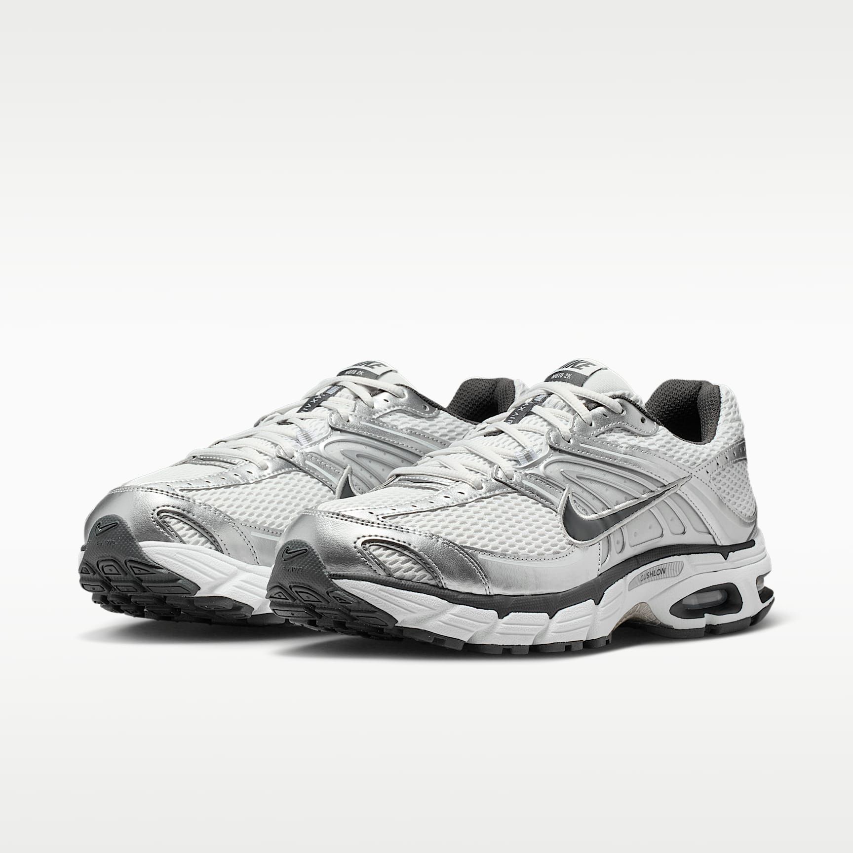 Nike Air Max Moto 2K Schuh (Herren) – Photon Dust/Metallic Silver/Light Smoke Grey/Anthracite
