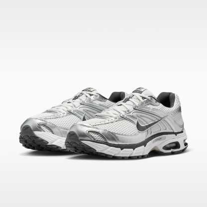 Nike Air Max Moto 2K Schuh (Herren) – Photon Dust/Metallic Silver/Light Smoke Grey/Anthracite