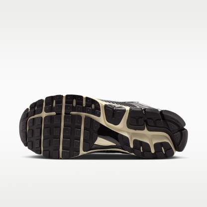 Nike Zoom Vomero 5 Schuh (Herren) – Schwarz/Metallic Silver/Coconut Milk/Chrome