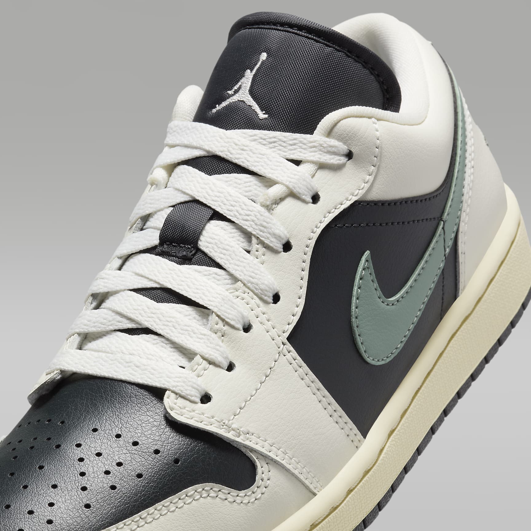 Air Jordan 1 Low Damenschuh – Anthracite/Sail/Legend Sand/Jade Smoke