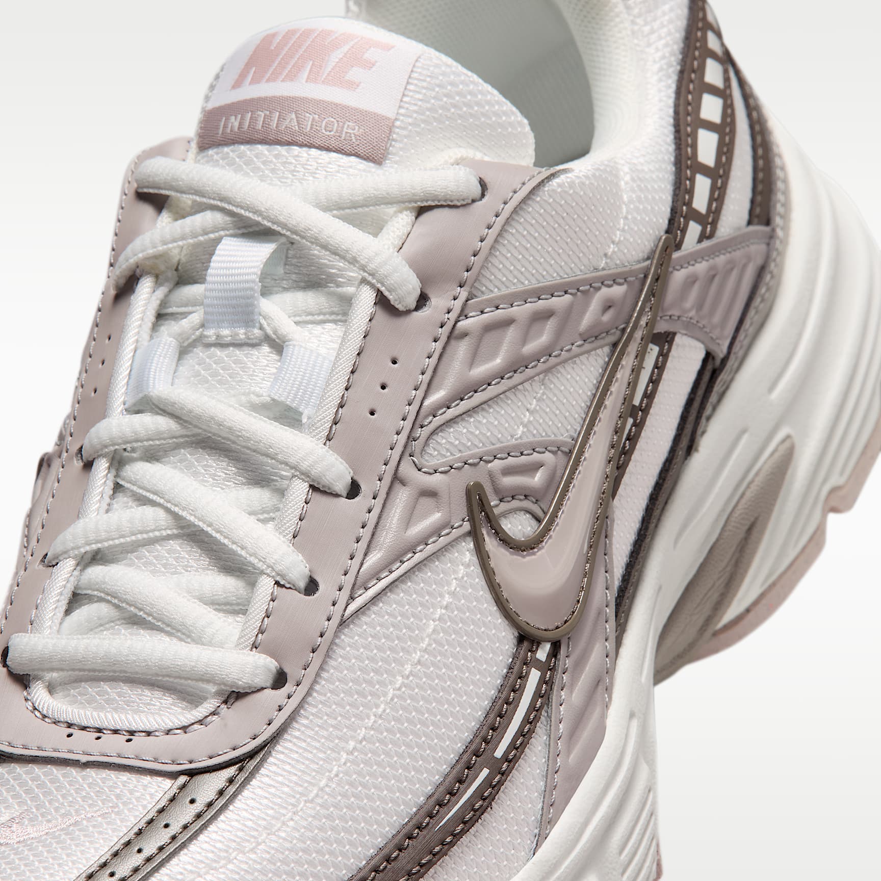 Nike Initiator Damenschuh – Summit White/Cave Stone/College Grey/Platinum Violet