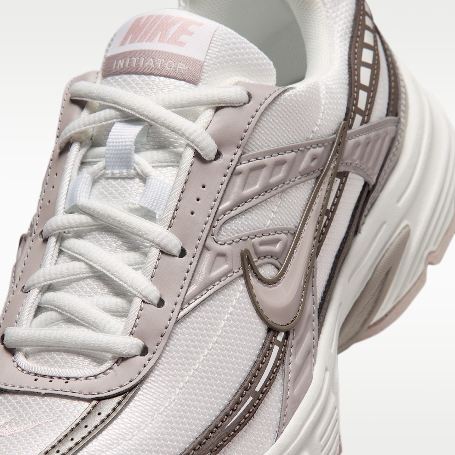 Nike Initiator Damenschuh – Summit White/Cave Stone/College Grey/Platinum Violet