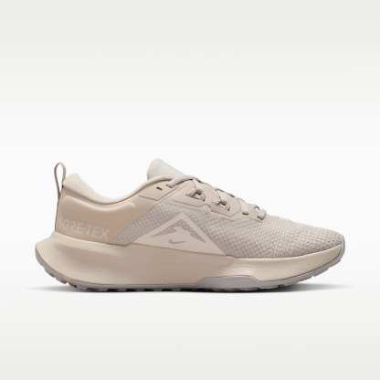 Nike Juniper Trail 2 GORE-TEX wasserfester Traillaufschuh (Damen) – Cream II/Light Orewood Brown