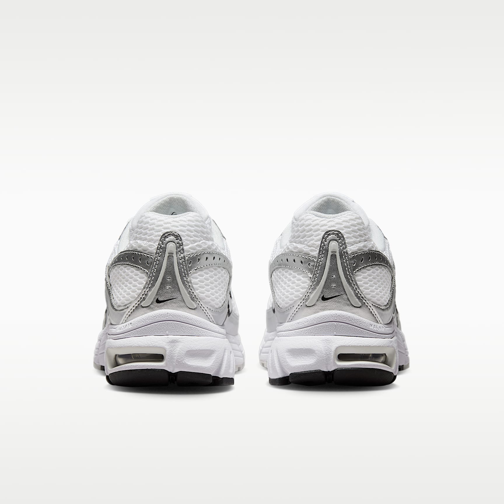 Nike Air Max Moto 2K Schuh mit reflektierenden Akzenten (Damen) – Weiß/Metallic Silver/Schwarz/Photon Dust