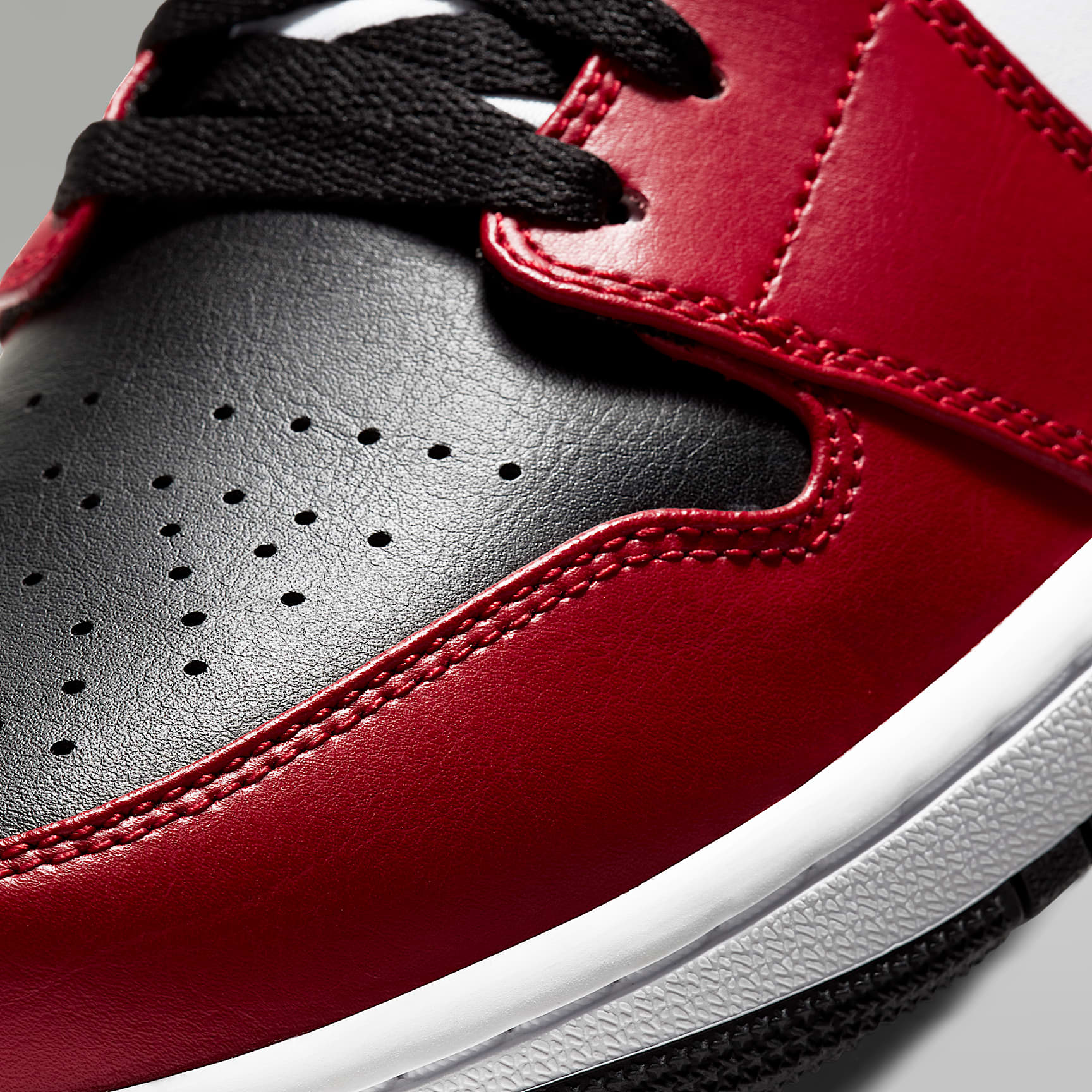 Air Jordan 1 Mid Schuh (Herren) – Schwarz/Gym Red/Schwarz