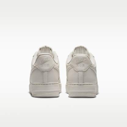 Nike Air Force 1 '07 Schuh (Herren) – Light Bone/Metallic Silver/Light Bone