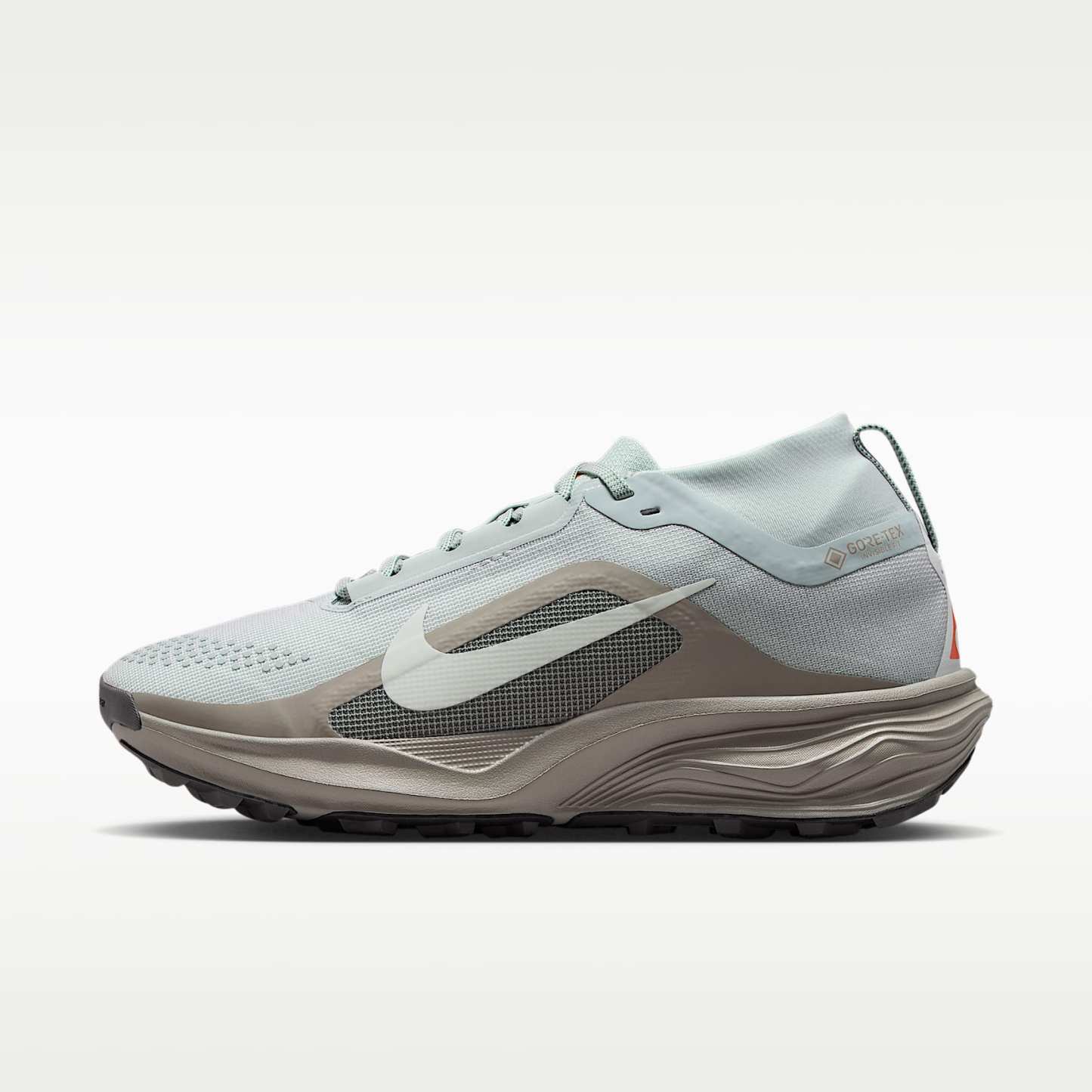 ACG Pegasus Trail GORE-TEX wasserfester Traillaufschuh (Damen) – Light Silver/Light Army/Safety Orange/Light Silver