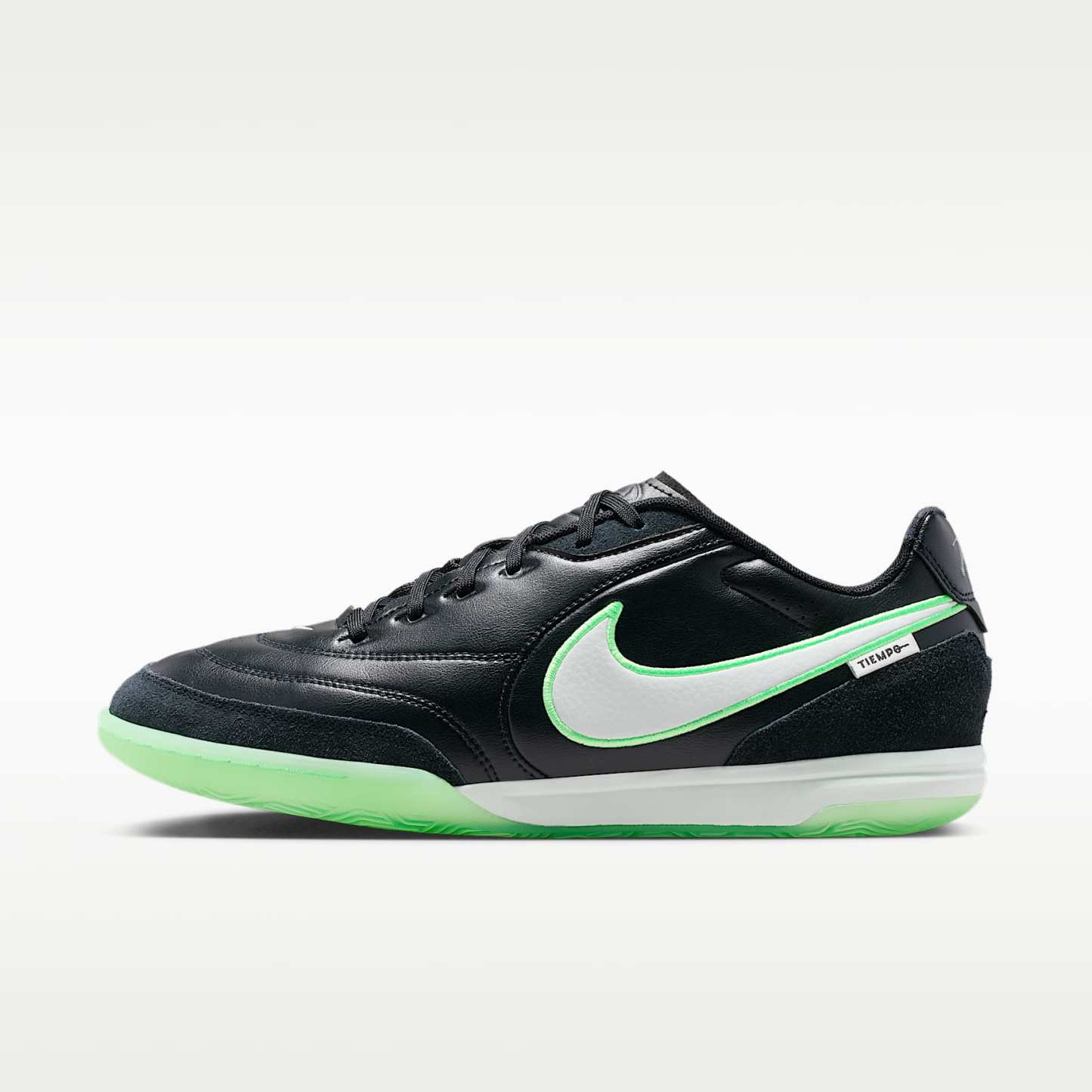 Nike Tiempo Streetgato Low-Top-Fußballschuh für Hallen- und Hartplätze – Schwarz/Schwarz/Illusion Green