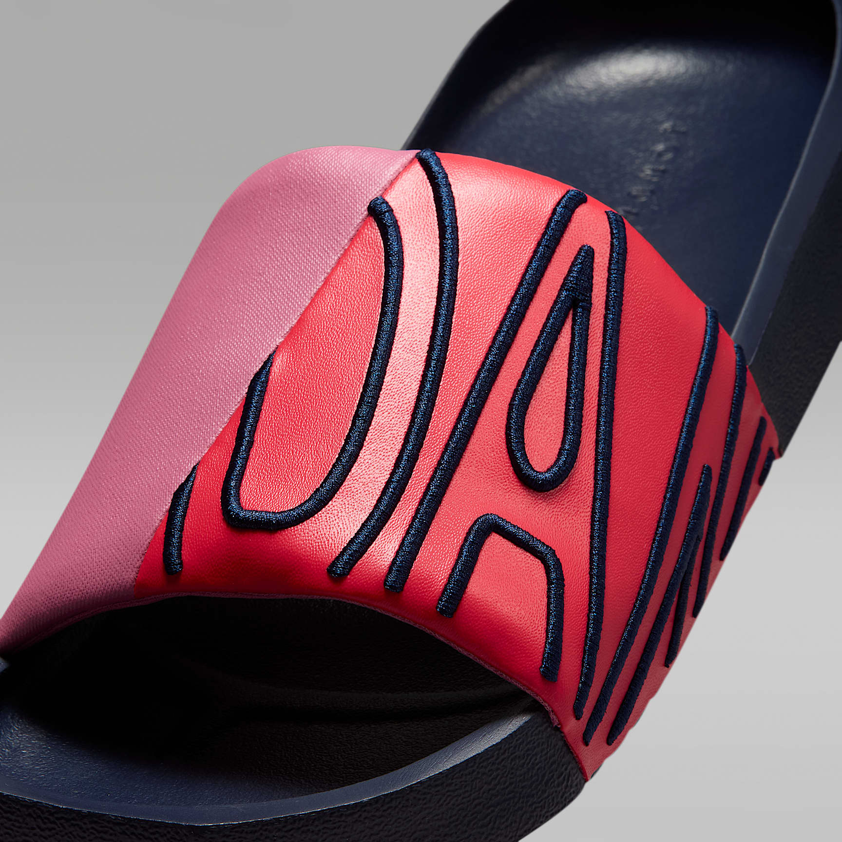 Jordan NOLA Damen-Slides – Obsidian/Track Red/Desert Berry