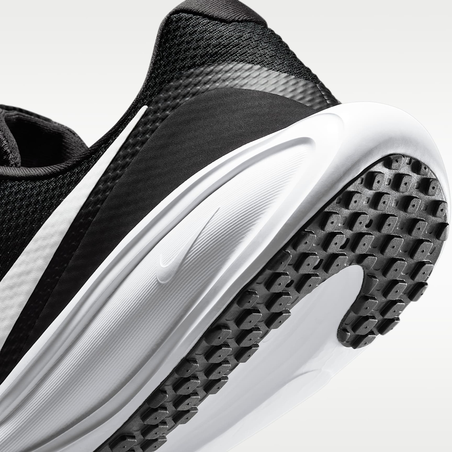 Nike Revolution 8 Straßenlaufschuh (Herren) – Schwarz/Schwarz/Weiß