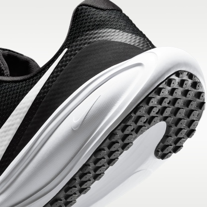 Nike Revolution 8 Straßenlaufschuh (Herren) – Schwarz/Schwarz/Weiß