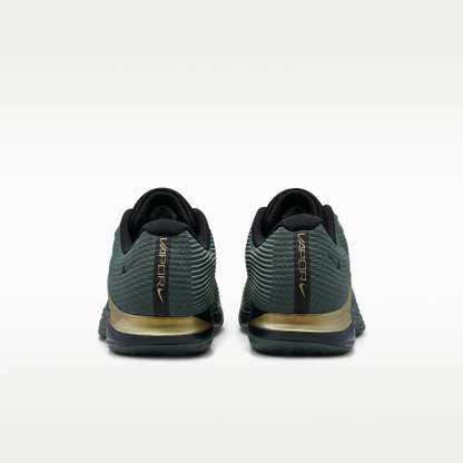 Nike Vapor 12 PRM Tennisschuhe für Clay Courts (Herren) – Camo Green/Metallic Gold/Schwarz/Pure Platinum