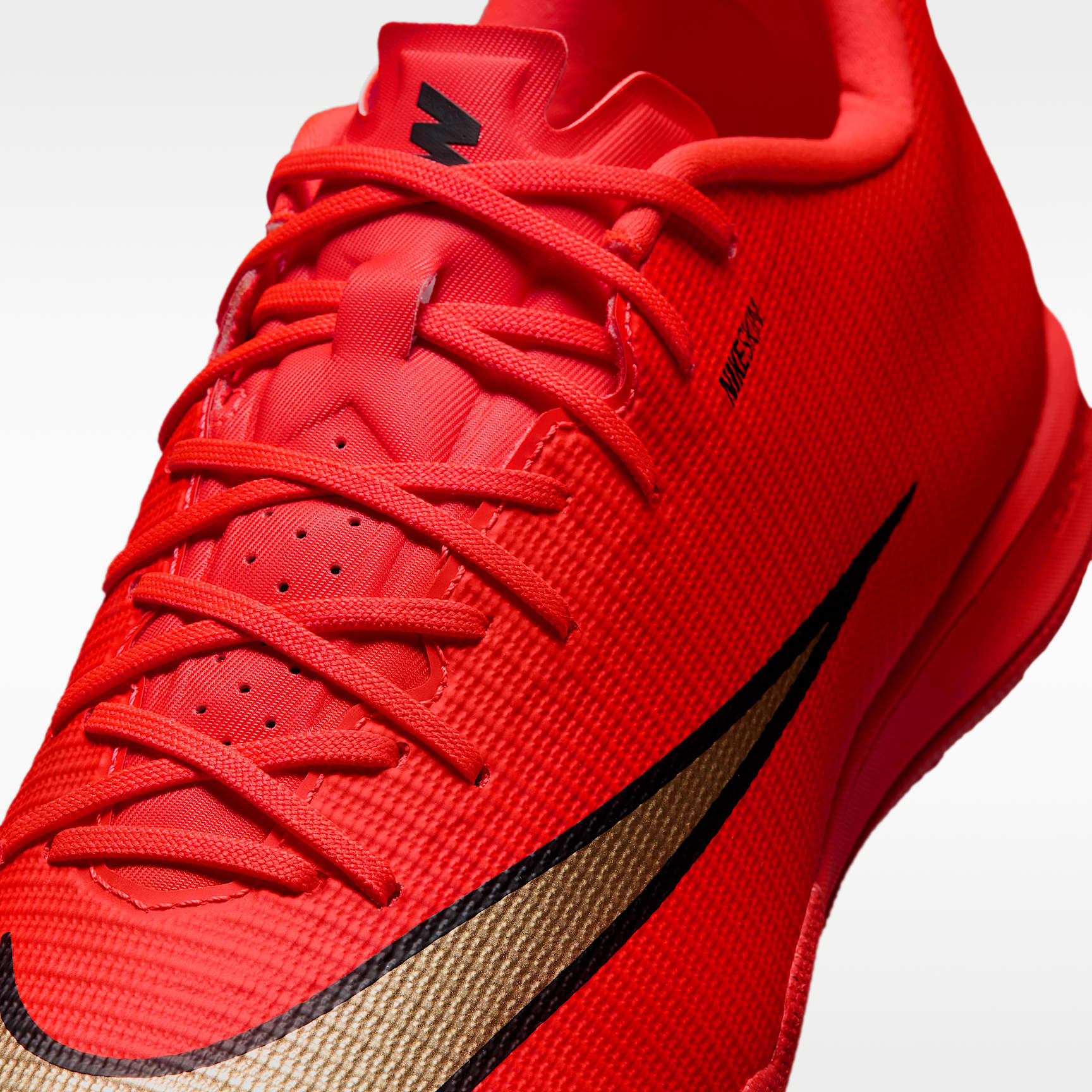 Nike Mercurial Vapor 17 Academy Low-Top-Fußballschuh für Hallen- und Hartplätze – Bright Crimson/Blur