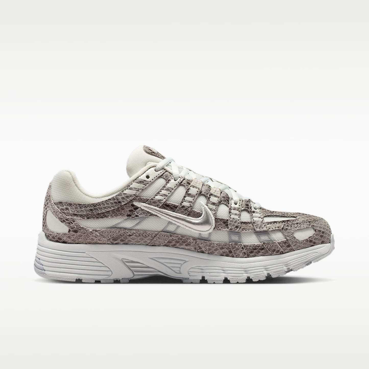 Nike P-6000 SE Schuh (Damen) – Off White/Schwarz/Cool Grey/Metallic Silver