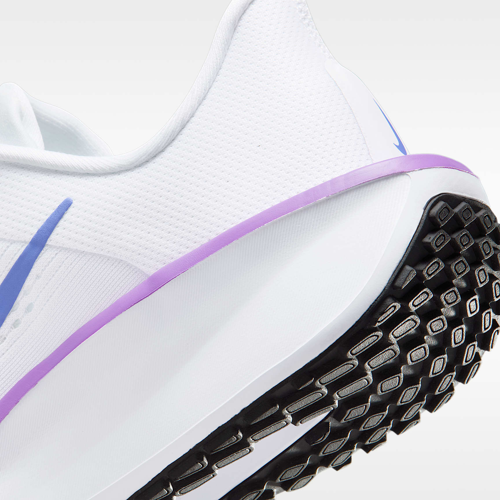 Nike Quest 6 Straßenlaufschuh (Damen) – Weiß/Schwarz/Bright Violet/Sapphire