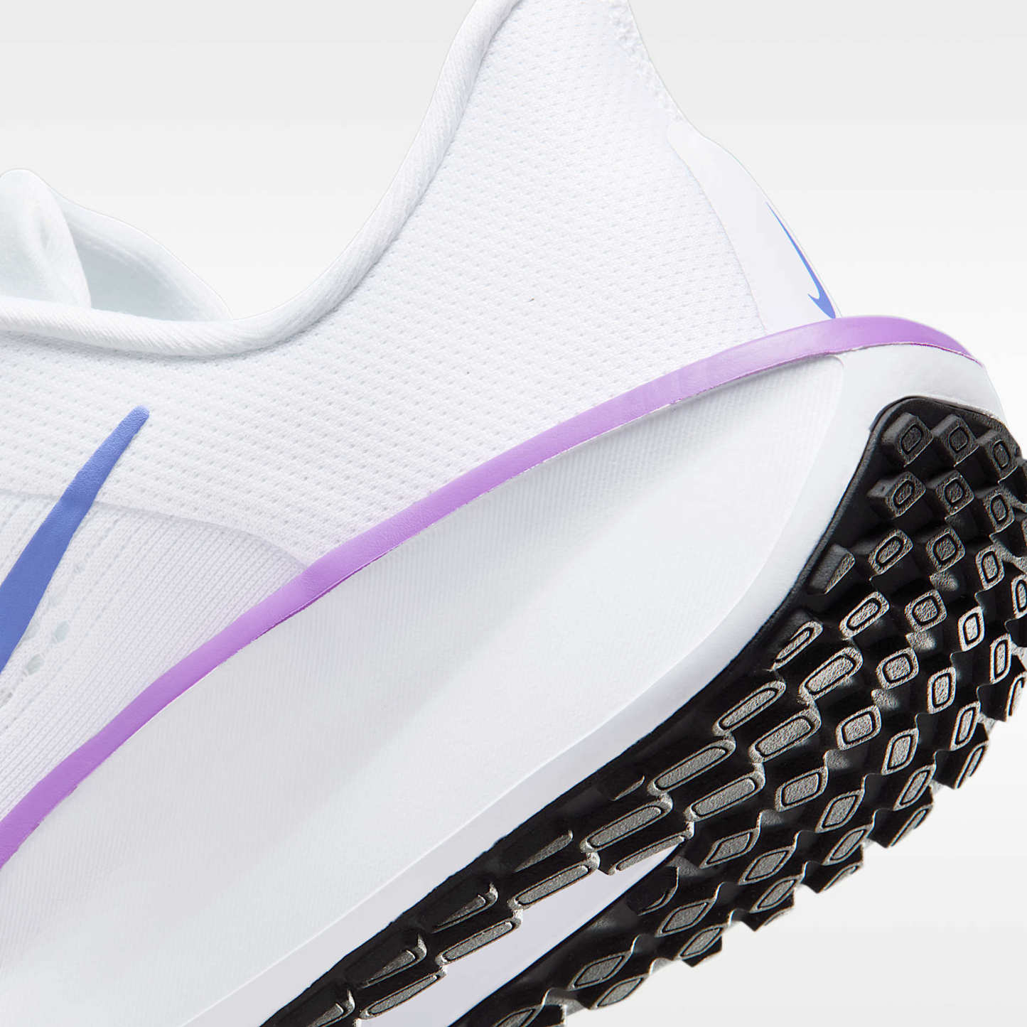 Nike Quest 6 Straßenlaufschuh (Damen) – Weiß/Schwarz/Bright Violet/Sapphire