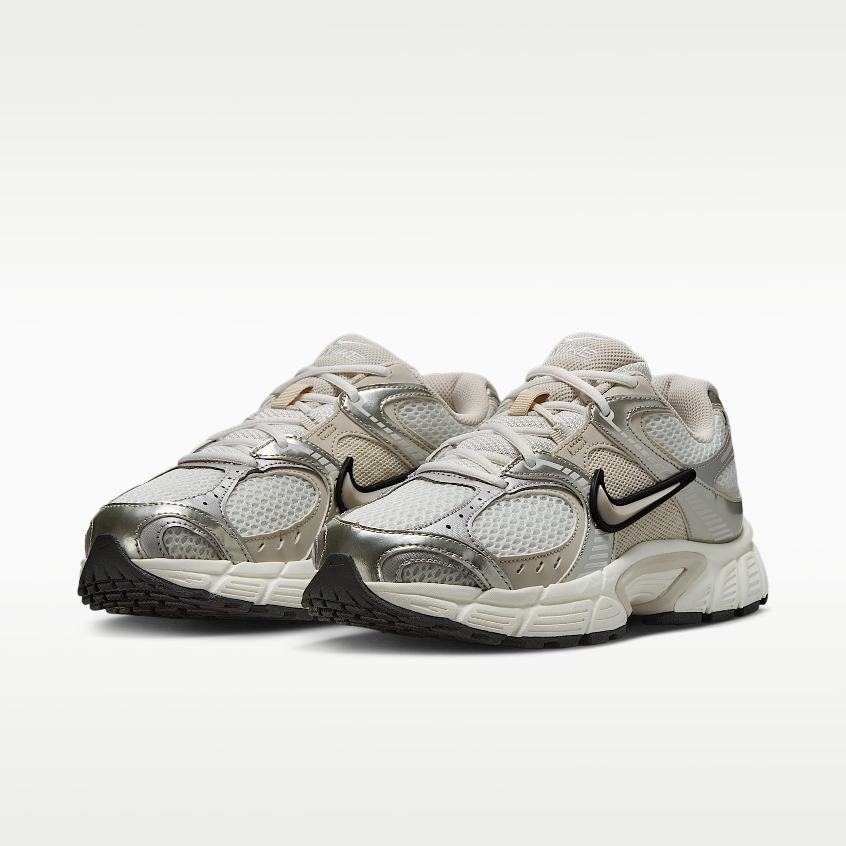 Nike V5 RNR Schuh mit reflektierenden Akzenten (Damen) – Summit White/Sail/Schwarz/Light Orewood Brown
