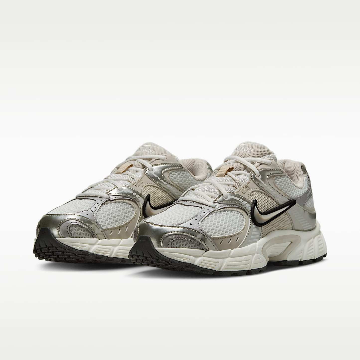 Nike V5 RNR Schuh mit reflektierenden Akzenten (Damen) – Summit White/Sail/Schwarz/Light Orewood Brown