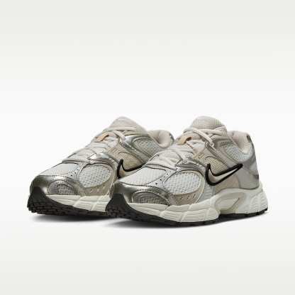 Nike V5 RNR Schuh mit reflektierenden Akzenten (Damen) – Summit White/Sail/Schwarz/Light Orewood Brown