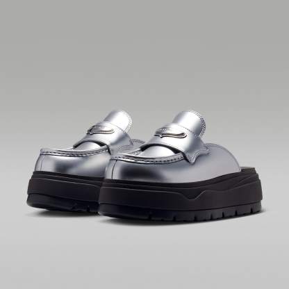 Air Jordan Mule SE Golfschuh (Damen) – Metallic Silver/Shadow Brown/Wolf Grey/Metallic Silver