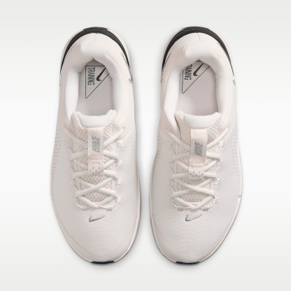 Nike MC Trainer 4 Trainingsschuh (Damen) – Phantom/Schwarz/Metallic Silver