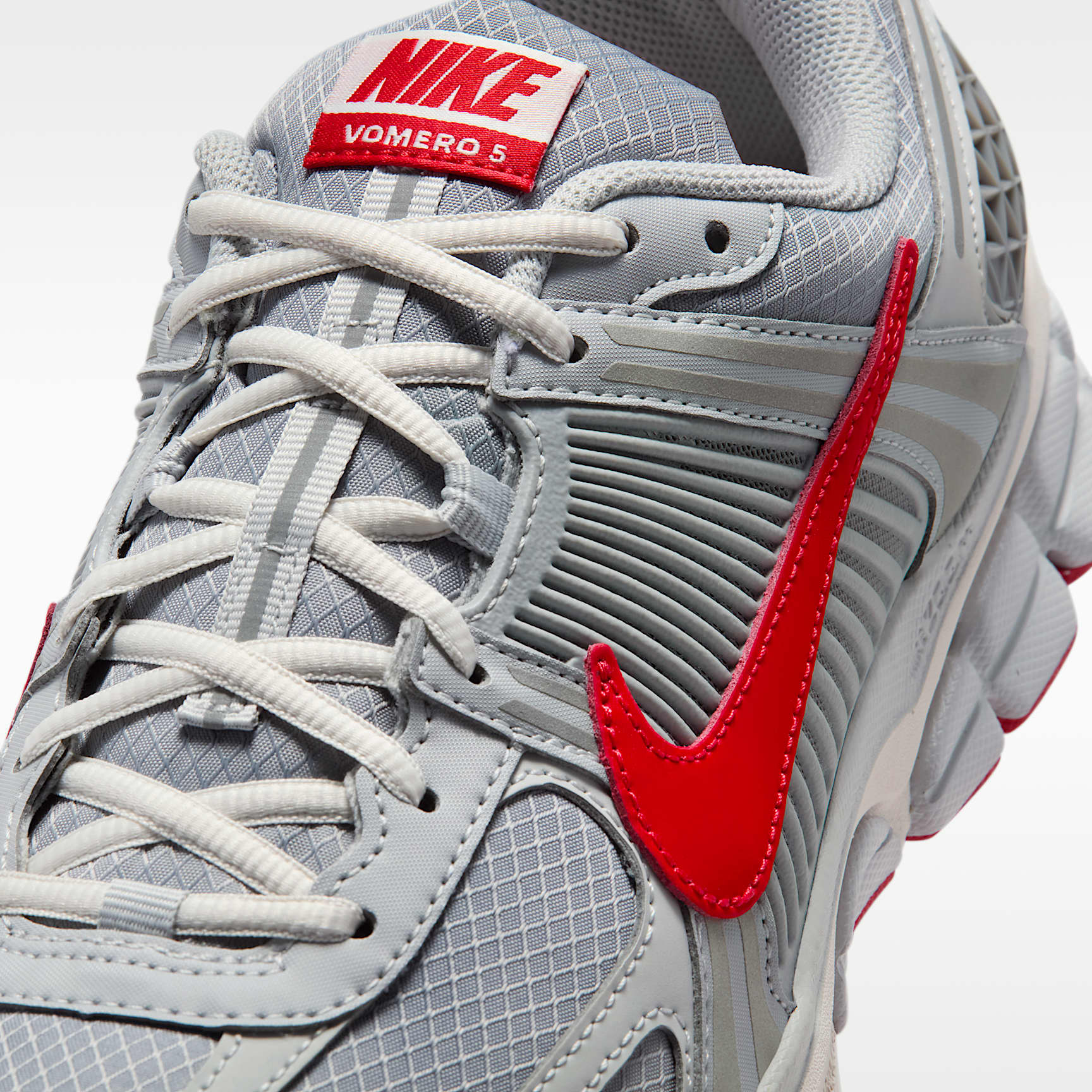 Nike Zoom Vomero 5 SE Herrenschuh – Grey Fog/Particle Grey/Phantom/University Red