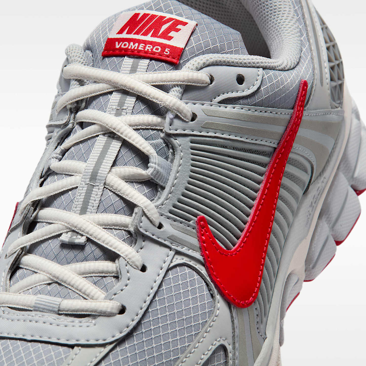 Nike Zoom Vomero 5 SE Herrenschuh – Grey Fog/Particle Grey/Phantom/University Red