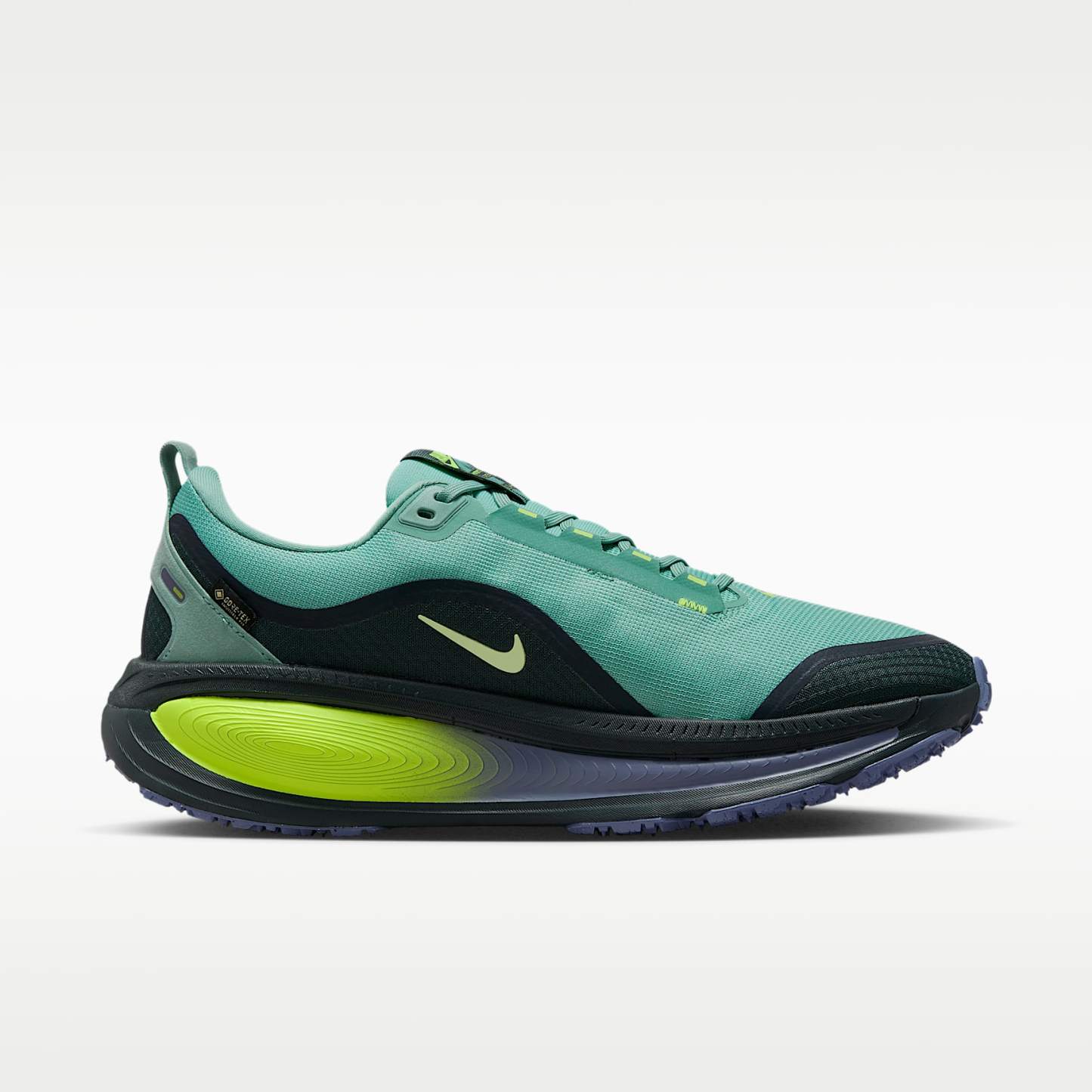 Nike Vomero 18 GORE-TEX wasserdichter Straßenlaufschuh mit reflektierenden Akzenten (Herren) – Seaweed/Cannon/Volt/Barely Volt
