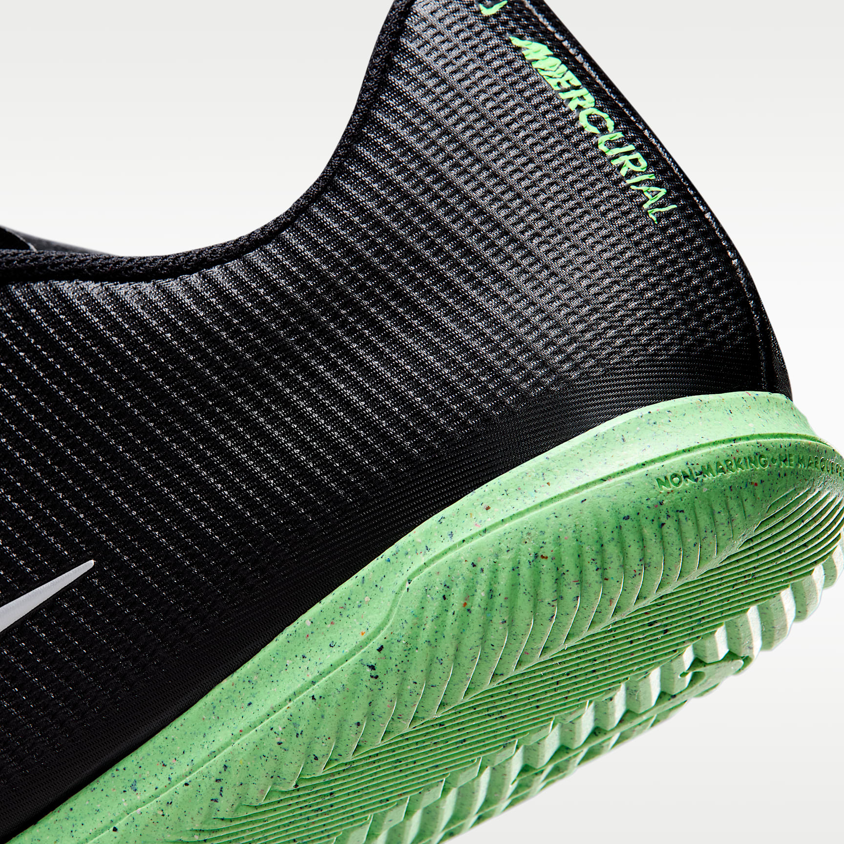 Nike Mercurial Vapor 17 Club Low-Top-Fußballschuh für Hallen- und Hartplätze – Schwarz/Schwarz/Illusion Green