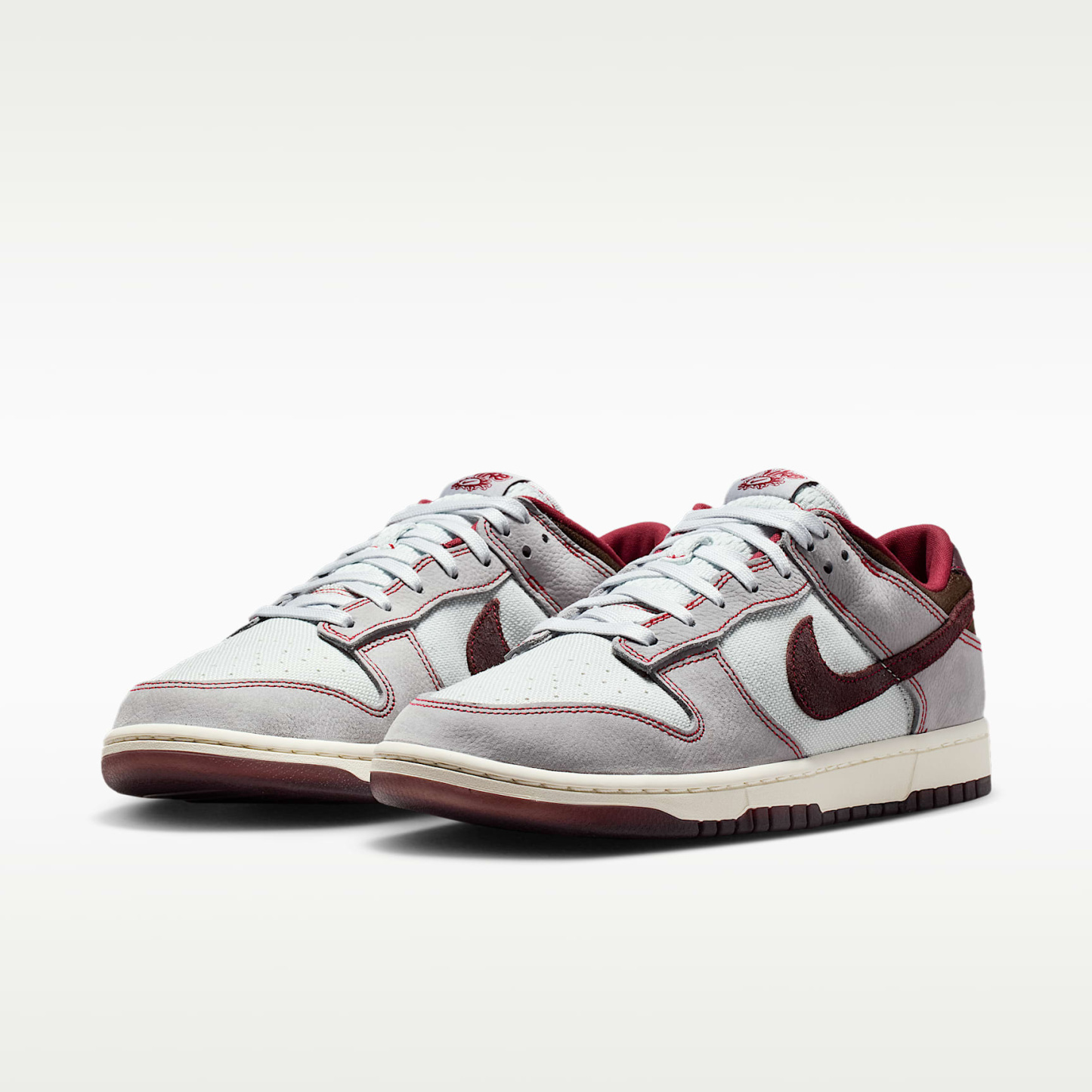 Nike Dunk Low Retro SE Schuh (Herren) – Pure Platinum/Wolf Grey/Team Red/Burgundy Crush