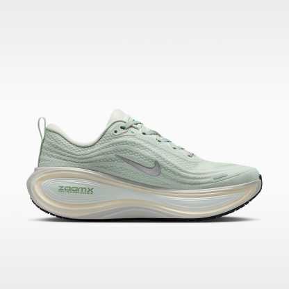 Nike Vomero Plus Straßenlaufschuh (Damen) – Light Silver/Barely Green/Sea Glass/Metallic Silver