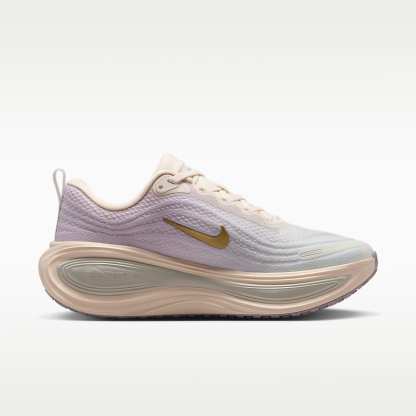 Nike Vomero Plus Straßenlaufschuh (Damen) – Chalk/Bleached Lilac/Spruce Aura/Metallic Gold