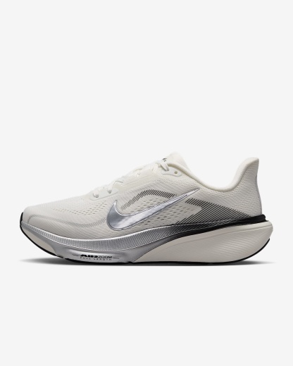 Nike Pegasus 42 Straßenlaufschuh (Damen) – Summit White/Sail/Schwarz/Metallic Silver