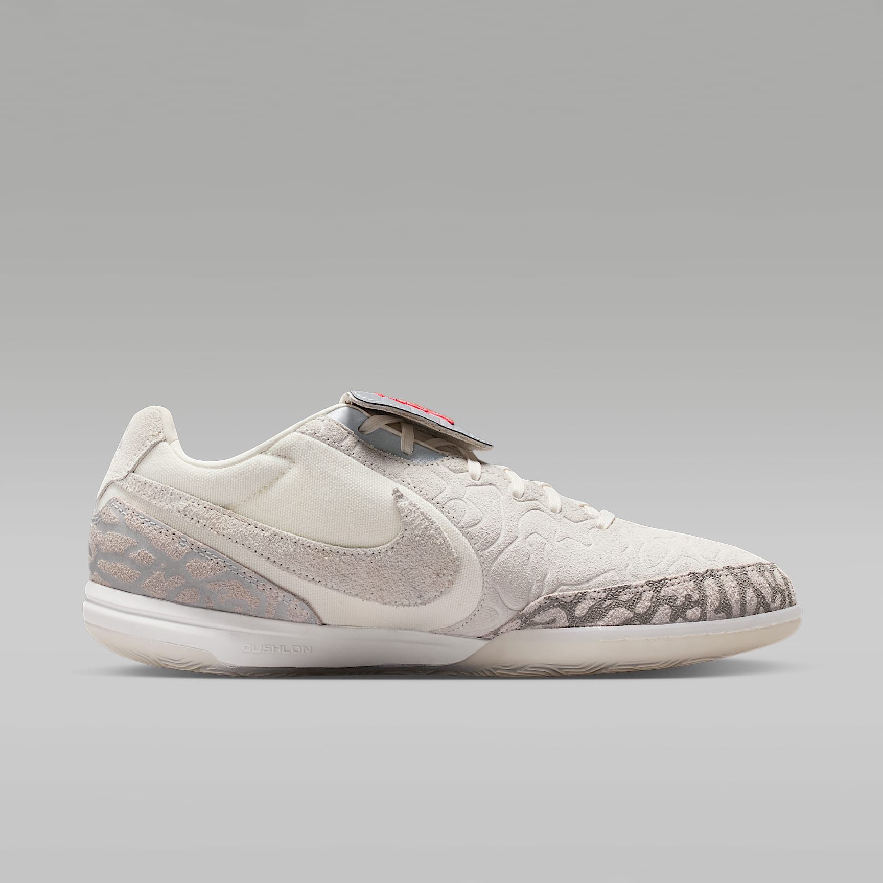 Jordan Tiempo Streetgato SE Low-Top-Fußballschuh für Hallen- und Hartplätze – Phantom/Infrared 23/Sail
