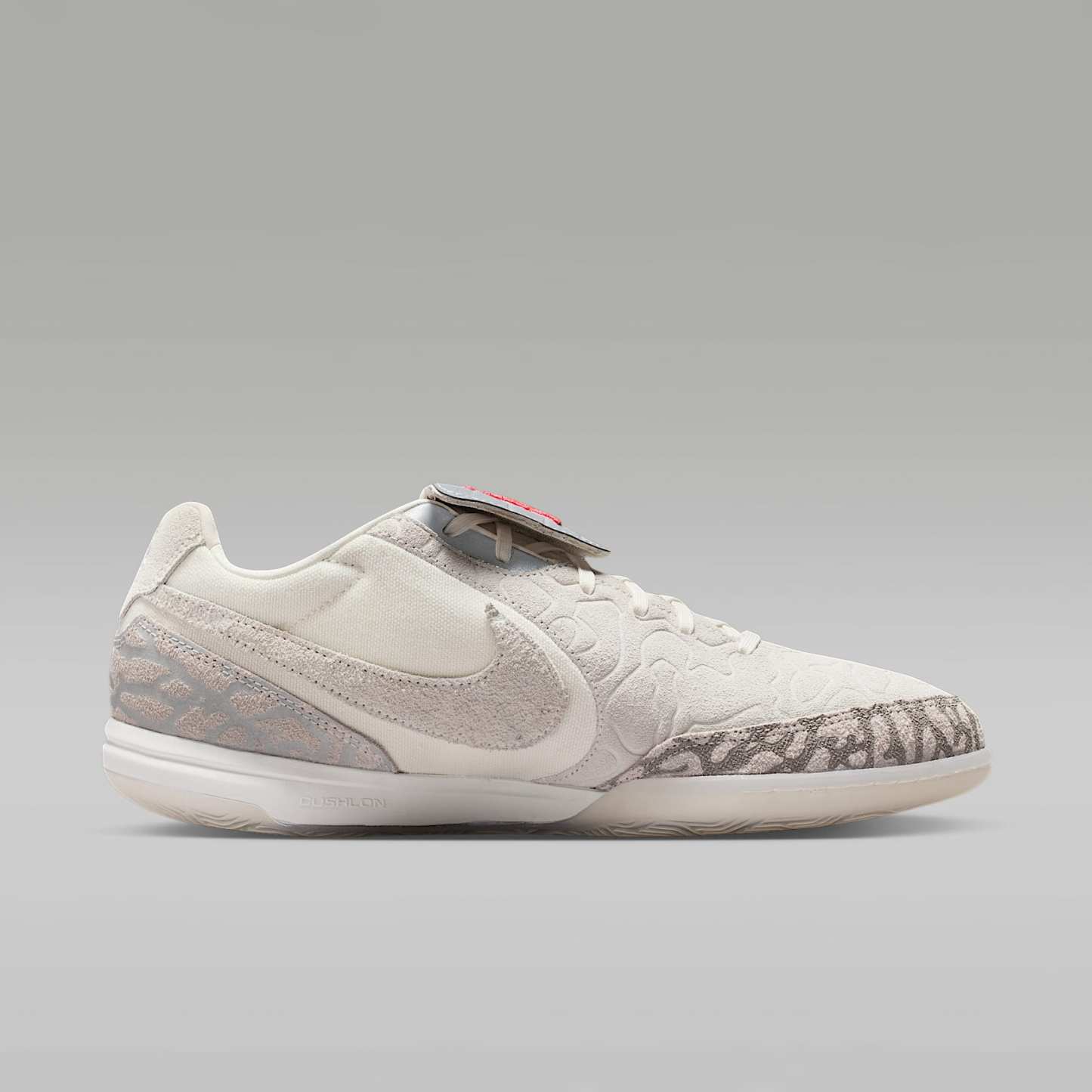 Jordan Tiempo Streetgato SE Low-Top-Fußballschuh für Hallen- und Hartplätze – Phantom/Infrared 23/Sail