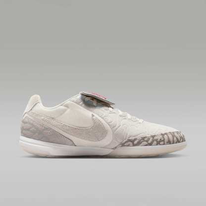 Jordan Tiempo Streetgato SE Low-Top-Fußballschuh für Hallen- und Hartplätze – Phantom/Infrared 23/Sail
