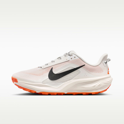 Nike ACG Pegasus Trail Traillaufschuh (Damen) – Summit White/Phantom/Safety Orange/Schwarz