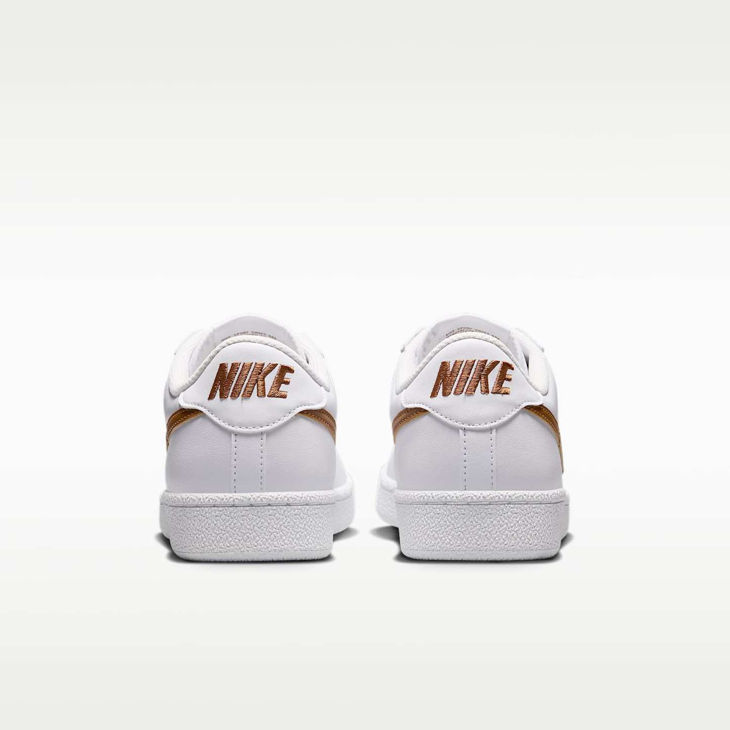 Nike Tennis Classic Damenschuh – Weiß/Weiß/Light British Tan