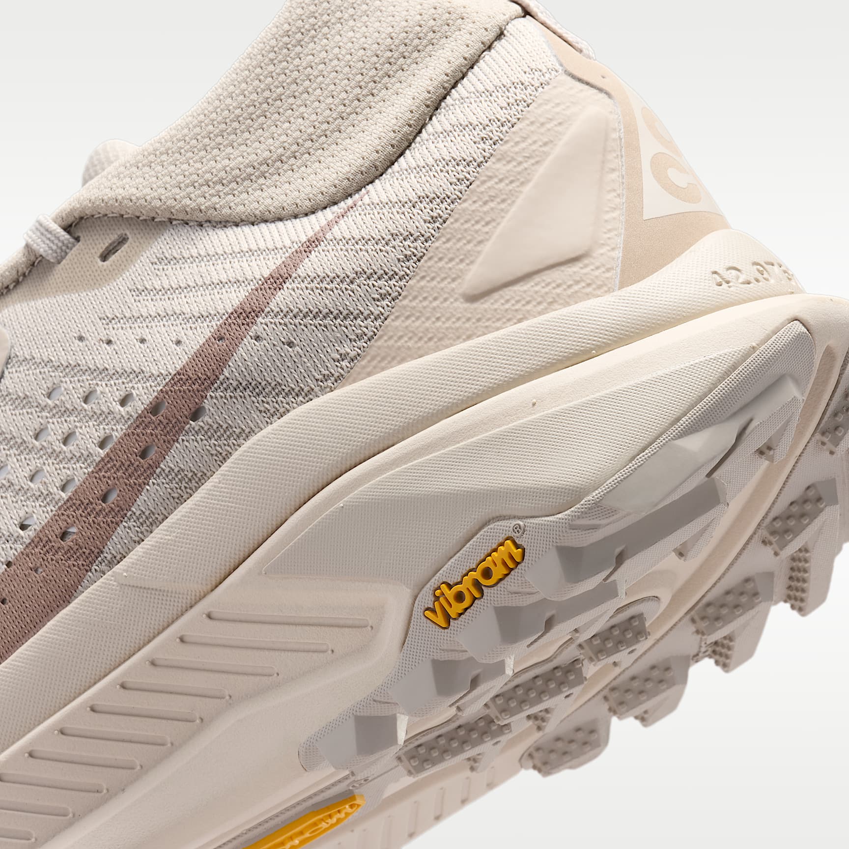 ACG Zegama Trail Traillaufschuh (Damen) – Cream II/Safety Orange/Light Orewood Brown