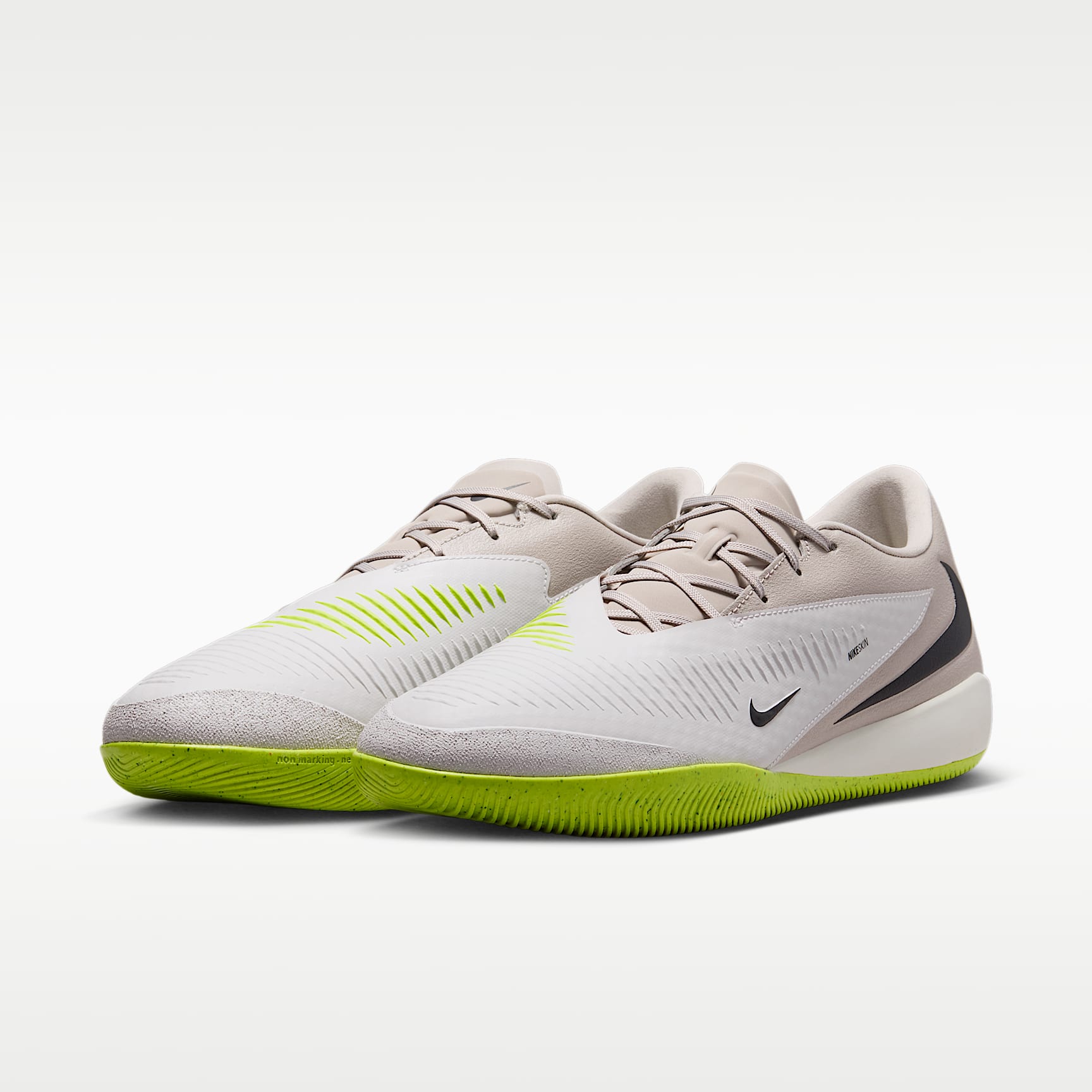 Nike Phantom 6 Low Academy Fußballschuh für Hallen- und Hartplätze – Moon Particle/Lemon Venom/Schwarz