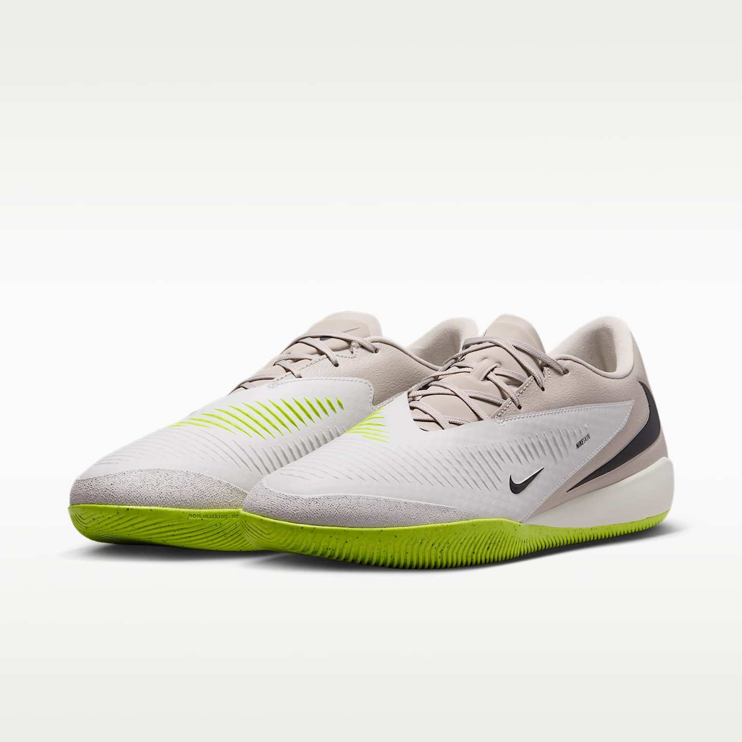 Nike Phantom 6 Low Academy Fußballschuh für Hallen- und Hartplätze – Moon Particle/Lemon Venom/Schwarz