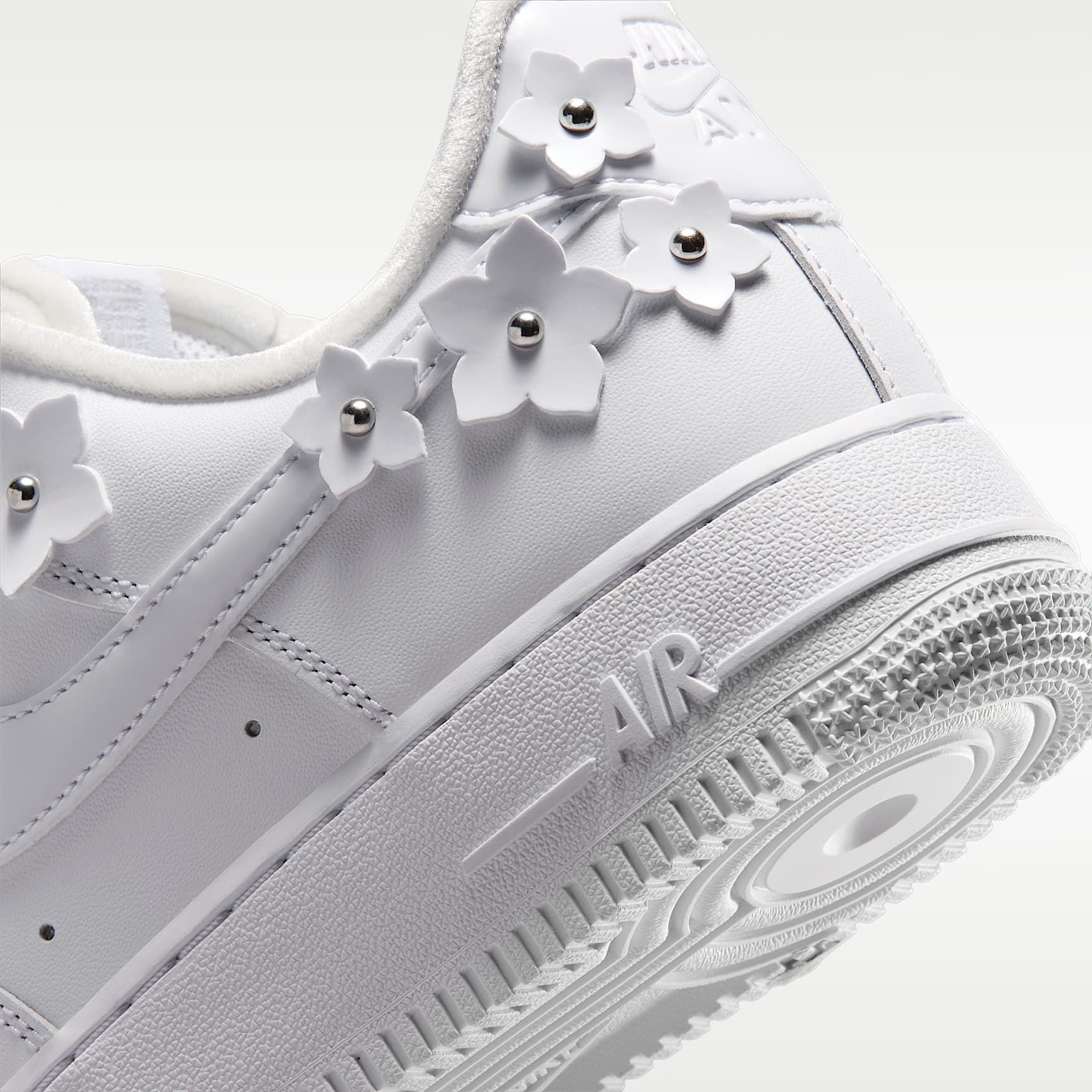 Nike Air Force 1 '07 "Florette" Schuh (Damen) – Weiß/Wolf Grey/Metallic Silver/Weiß
