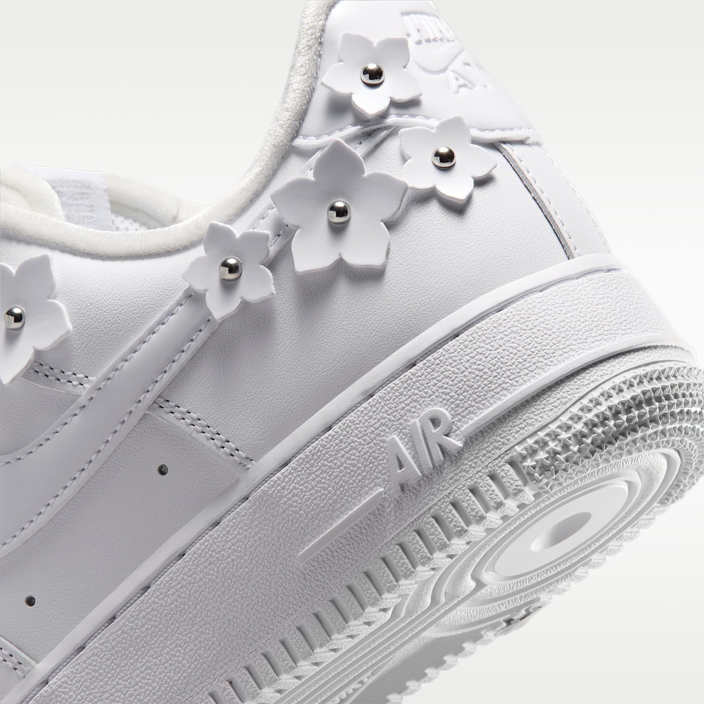 Nike Air Force 1 '07 "Florette" Schuh (Damen) – Weiß/Wolf Grey/Metallic Silver/Weiß