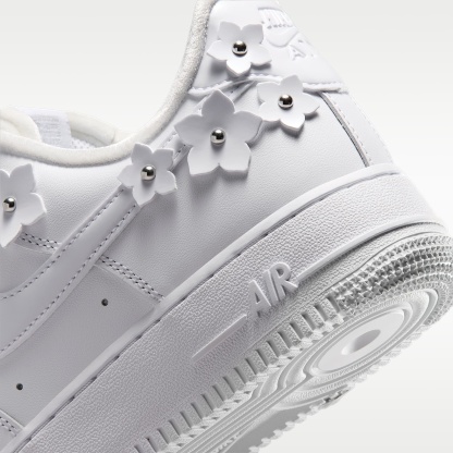 Nike Air Force 1 '07 "Florette" Schuh (Damen) – Weiß/Wolf Grey/Metallic Silver/Weiß
