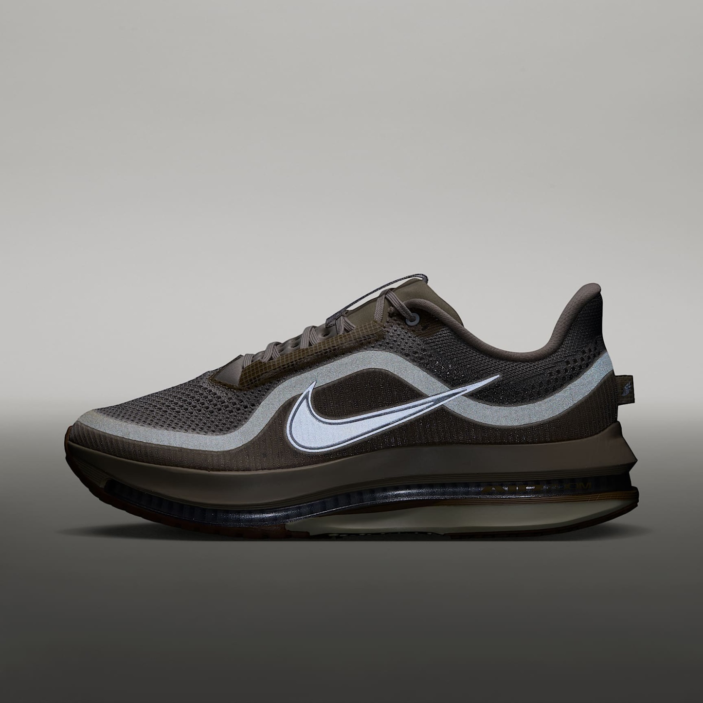 Nike Pegasus Premium Straßenlaufschuh (Herren) – Desert Khaki/Light Khaki/Filbert/Metallic Silver