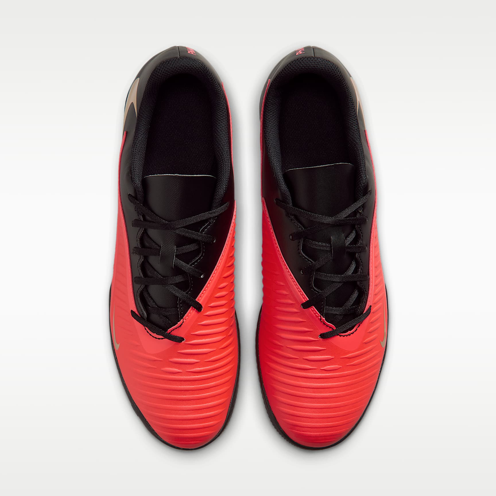 Nike Phantom 6 Low Club Fußballschuh für Hallen- und Hartplätze – Bright Crimson/Schwarz/Blur